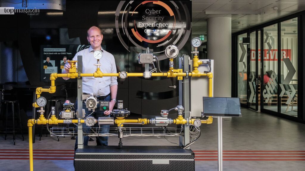 Gasdruckregel- und Messanlagen (GDRMA) erhöhen den Druck des Erdgases für den Transport und reduzieren ihn am Ende der Verteilung. Im Cyber Security Experience Center von PwC in Frankfurt zeigt uns Dr. Oliver Hanka, wie solche Anlagen angreifbar sein können. (Foto: Top Magazin Frankfurt)