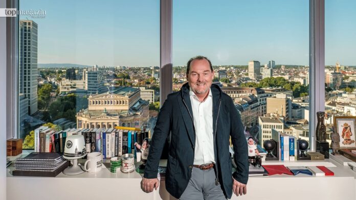 Immer auf dem Sprung: Wir trafen Andreas Hübner, CEO bei Lazard Asset Management, in seinem Büro mit Blick auf den Opernplatz