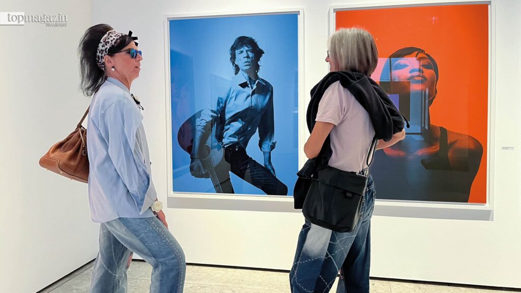 Moves like Jagger: Zwei Besucherinnen stellen die coole Pose von Mick Jagger nach (Foto: Top Magazin Frankfurt)
