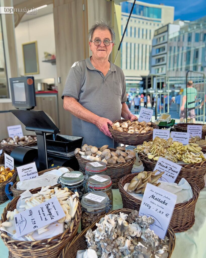 Pilzzüchter Arno Kubach auf dem Wochenmarkt (Foto: Top Magazin Frankfurt)