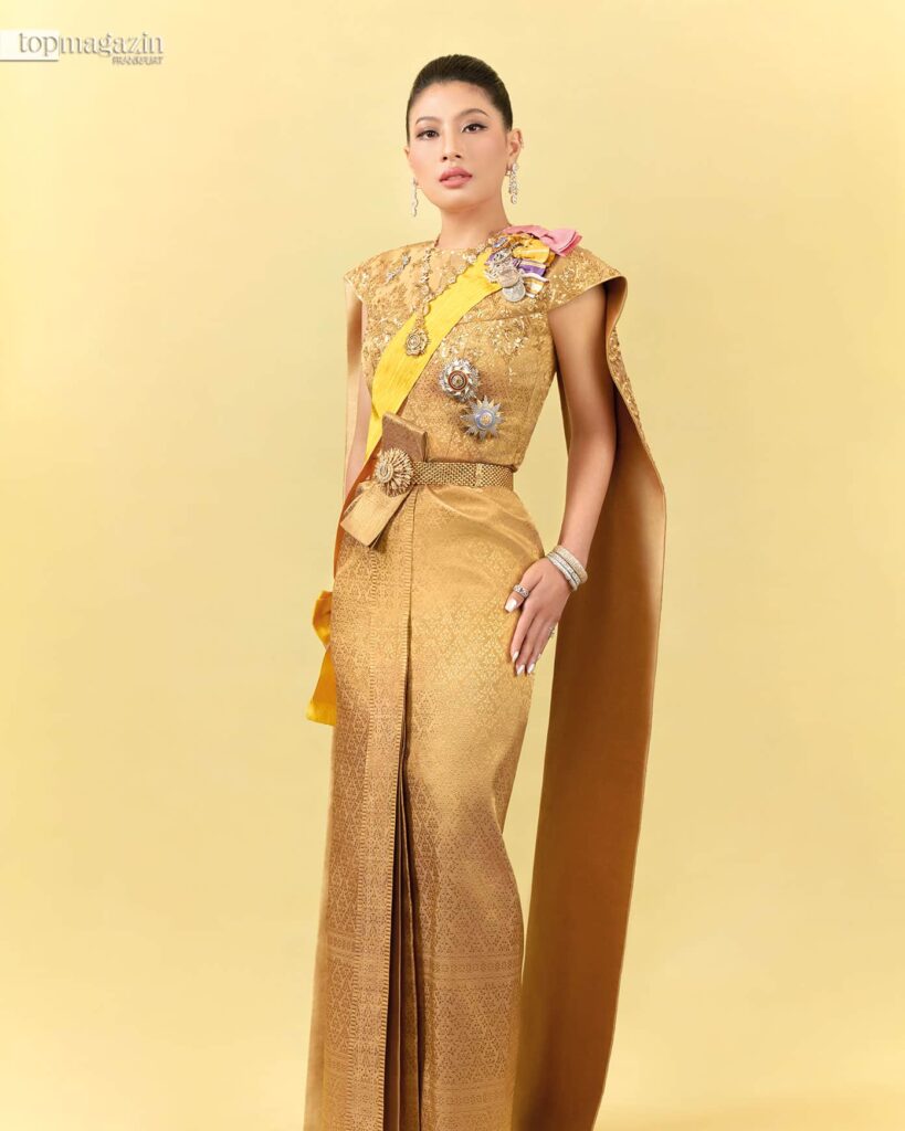 Prinzessin Surivannari in einem königlich-thailändischen Gewand mit doppelten Schultertüchern aus Seide und Metallfäden, überzogen mit Goldbrokat vom Atelier Teerapan aus der Provinz Lamphu. Die Prinzessin trug dieses Gewand anlässlich der Begleitung Seiner Majestät des Königs und Ihrer Majestät der Königin zu einer Audienz für das diplomatische Korps und die konsularischen Vertreter, um ihre Segenswünsche und Glückwünsche zum 6. runden Geburtstag (72. Geburtstag) ihres Vaters, des Königs von Thailand, am 28. Juli 2024 in der Chakri Maha Prasat Thronhalle im Großen Palast von Bangkok zu überbringen. (Foto: Sirivannavari Bangkok)