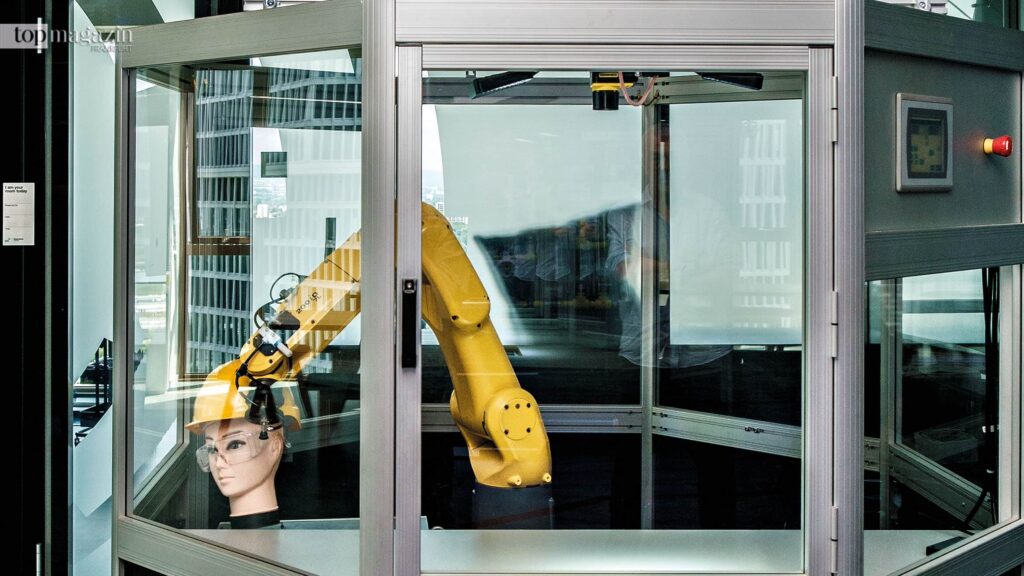 Weltweit sind über drei Millionen Industrieroboter im Einsatz. Übernehmen Hacker die Steuerung solcher Maschinen, kann dies nicht nur Produktionsabläufe stören, sondern ebenfalls Menschenleben gefährden. Das wird im Cyber Security Experience Center anschaulich demonstriert. (Foto: Top Magazin Frankfurt)