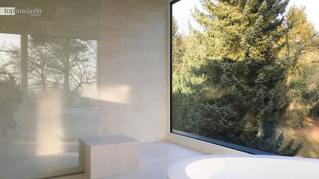 Zeitgemäße Bäder mit viel Licht in der revitalisierten Villa (Foto: Mack Spaces)
