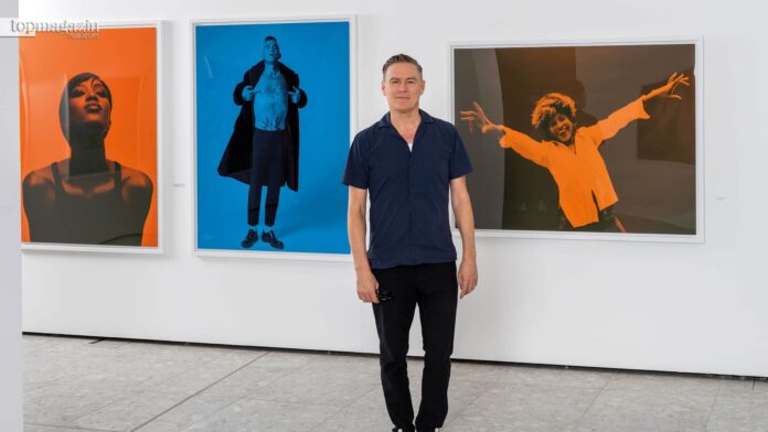 Bryan Adams in der Leica Galerie Wetzlar vor seiner Serie „In Colour“ (Foto: Michael Agel)