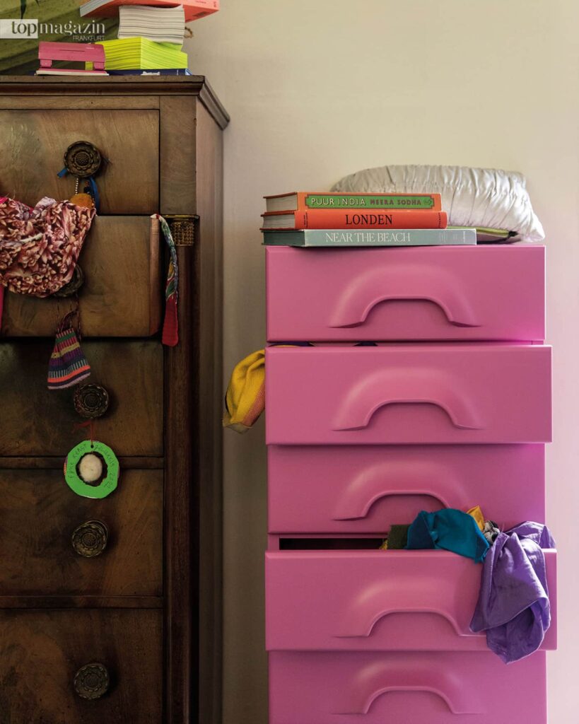 Das 70er-Jahre-Design und die auffällige Farbe der Kommode von HKliving bringen Cluttercore-Feeling in die eigenen vier Wände (Foto: HKliving)