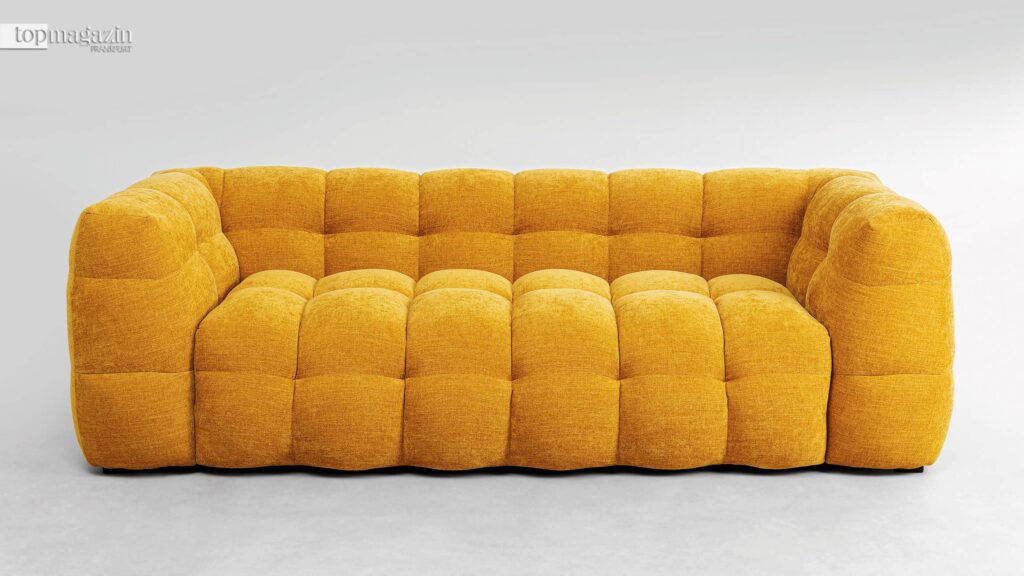 Das senfgelbe Sofa Salamanca von Kare versprüht jede Menge Cluttercore-Flair (Foto: Kare)