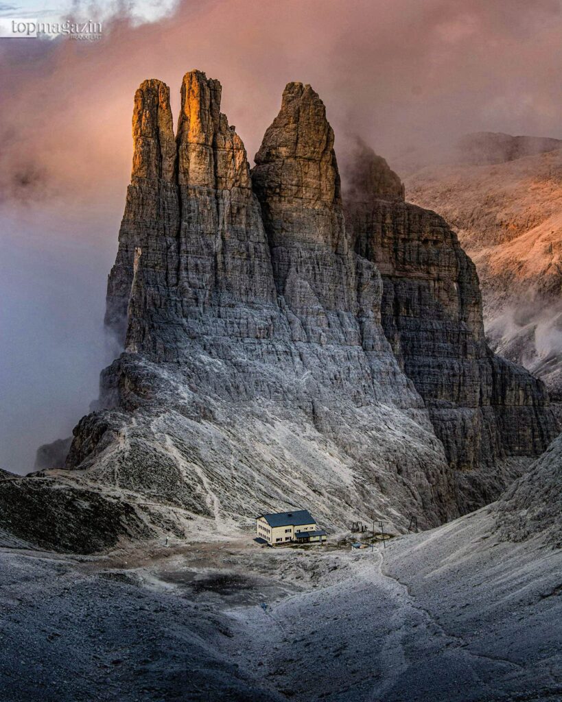 Die Gartlhütte am Fuße der Vajolet-Türme in Südtirol (Foto: Ruud Luijten / Unsplash)