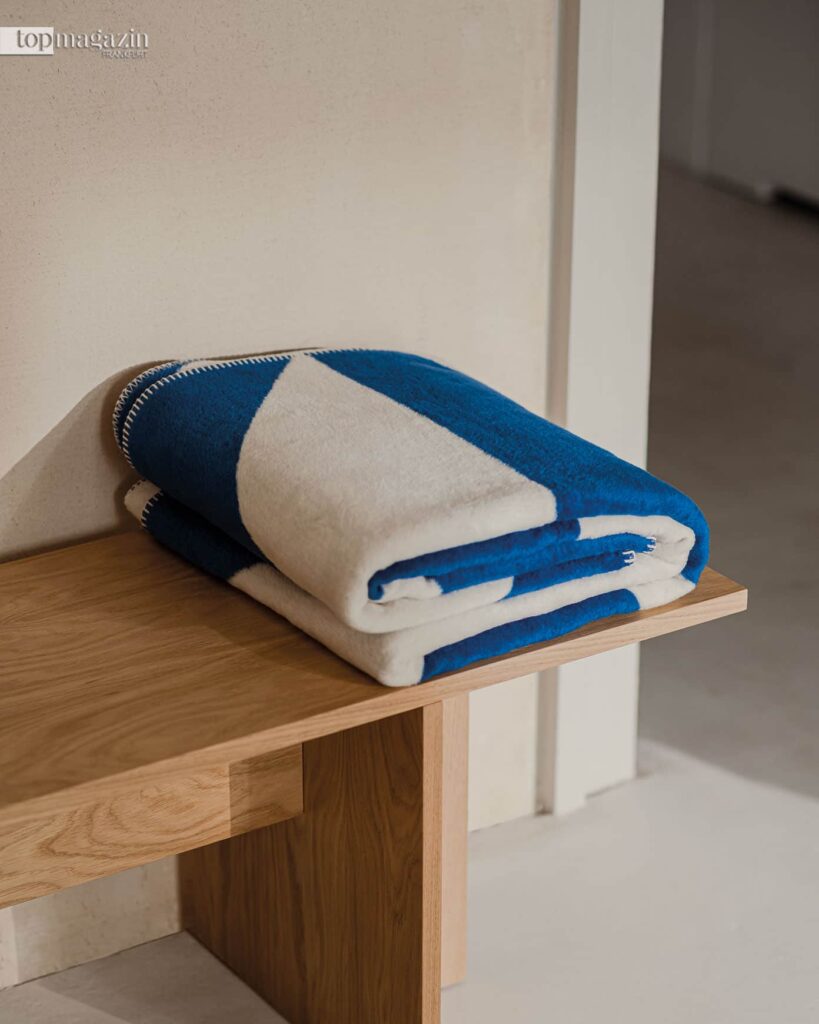 Die kuschelige Tul Throw von Nooma Design sorgt für gemütliche Abende auf dem Sofa (Foto: Nooma Design)