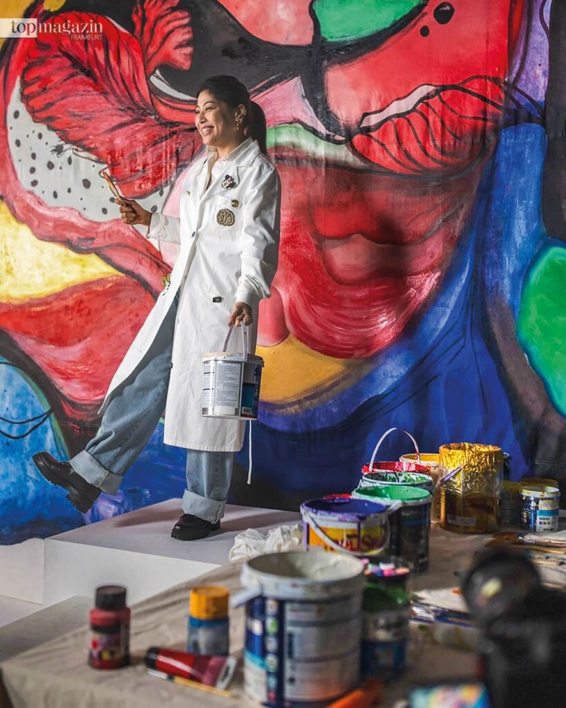 In ihrem eigenen Atelier schafft Prinzessin Sirivannavari großformatige abstrakte Kunstwerke (Foto: Sirivannavari Bangkok)