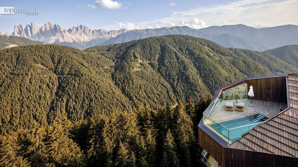 Von den Balkonen der Suiten im Forestis Dolomites hat man einen atemberaubenden Blick auf die Südtiroler Landschaft (Foto: Forestis Dolomites)