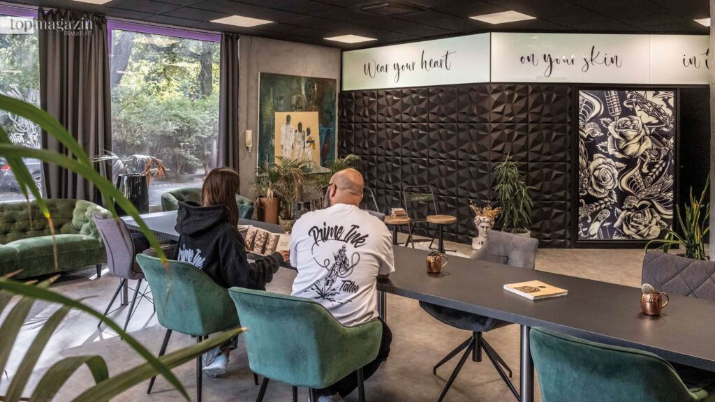 Die ansprechende Lounge bei Prime Ink Tattoo ist kommunikativer Treffpunkt von Tattookünstlern und Kunden