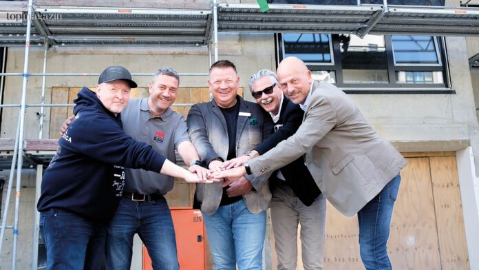 Joey Kelly, Tobias Ochs (HR Bau), Amadeus Group-Geschäftsführer Dirg Parhofer, Bauleiter Hans-Peter Schuhmacher und Volker Deifel besiegeln das Richtfest unter dem Richtkranz