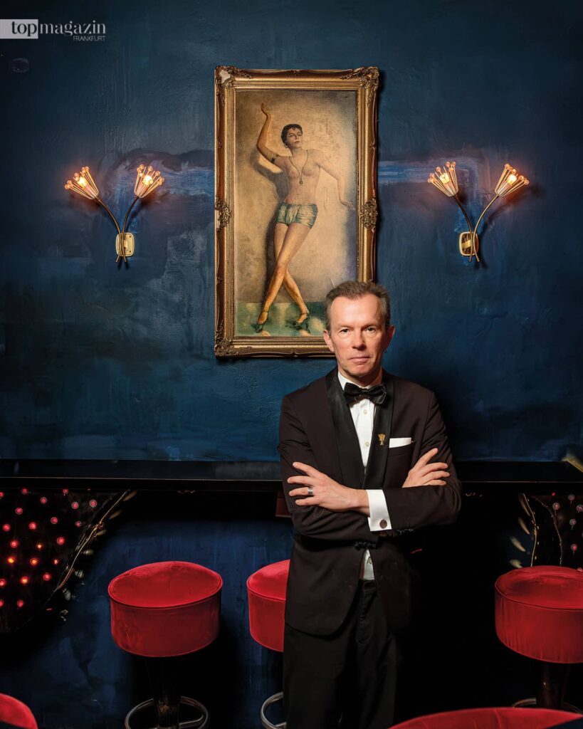 Barchef Edward Bellen in der Roten Bar vor dem Ölgemälde von La Jana (Foto: Top Magazin Frankfurt)