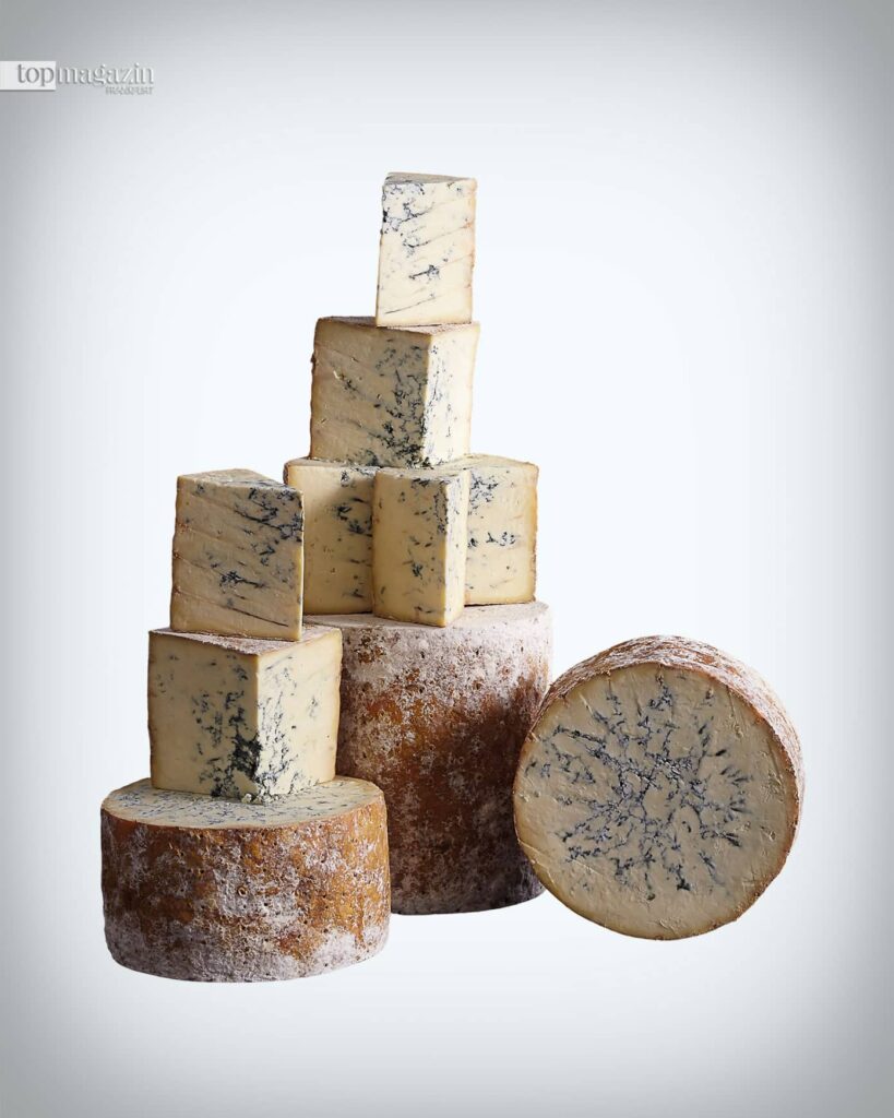 Der Stilton von Colston Basset ist einer der letzten, die noch von Hand geschöpft werden. Das verleiht ihm eine besondere Cremigkeit und einen komplexen Geschmack. Der Blauschimmelkäse wird exklusiv für den Londoner Käsehändler Neal's Yard Dairy produziert. (Foto: Neal's Yard Dairy)