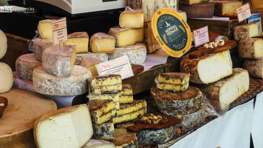 Käse ist ein wesentlicher Teil der französischen Esskultur. Auf Märkten und in Geschäften findet sich eine riesige Auswahl. Der beste Käse des Jahres wird beim prestigeträchtigen Wettbewerb „Mondial du Fromage et des Produits Laitiers“ in Tours gewählt. (Foto: Lauren Forando / Unsplash)