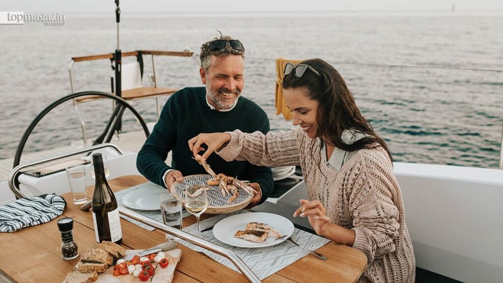 Dinner an Deck: An Bord eines Segelbootes verpflegt man sich selbst (Foto: Elan Yacht)