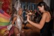 Das brasilianische Model Bruna Rodrigues tanzt mit der Sambagruppe 1