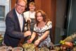 Michael Schramm Renditus und Patricia Gomez Isoletta Gruppe peppen die Guacamole auf