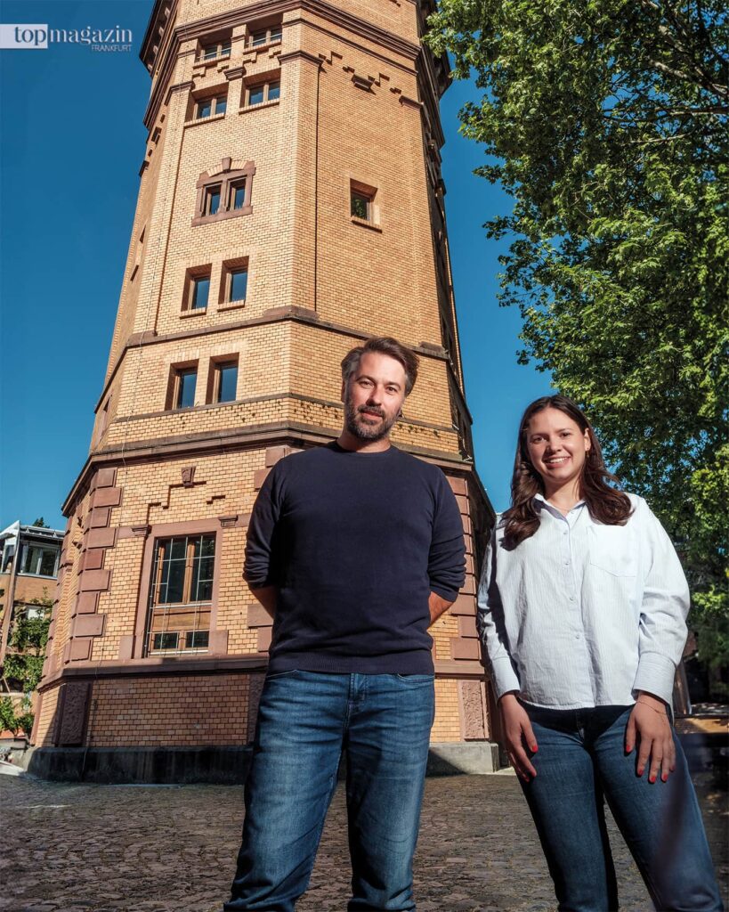 Charlie Müller e Melissa Ott, da plataforma de startups Futury, em frente à torre de água do histórico Bertramshof, a nova sede da empresa (Foto: Top Magazin Frankfurt)