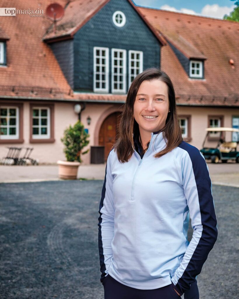 Laura Fünfstück vor dem Clubhaus des Golf-Clubs Neuhof in Dreieich (Foto: Top Magazin Frankfurt)