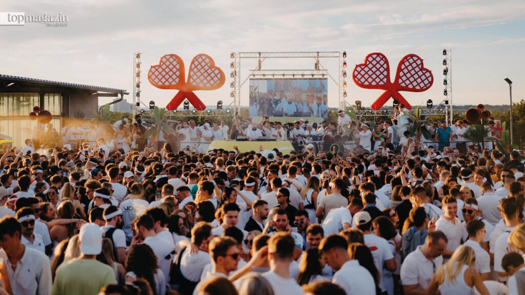 Summer, sounds and atmosphere: When well-known DJs like Marten Lou play, numerous guests celebrate with stylish day drinks in front of an impressive backdrop (Photo: Klein und Rose GmbH)