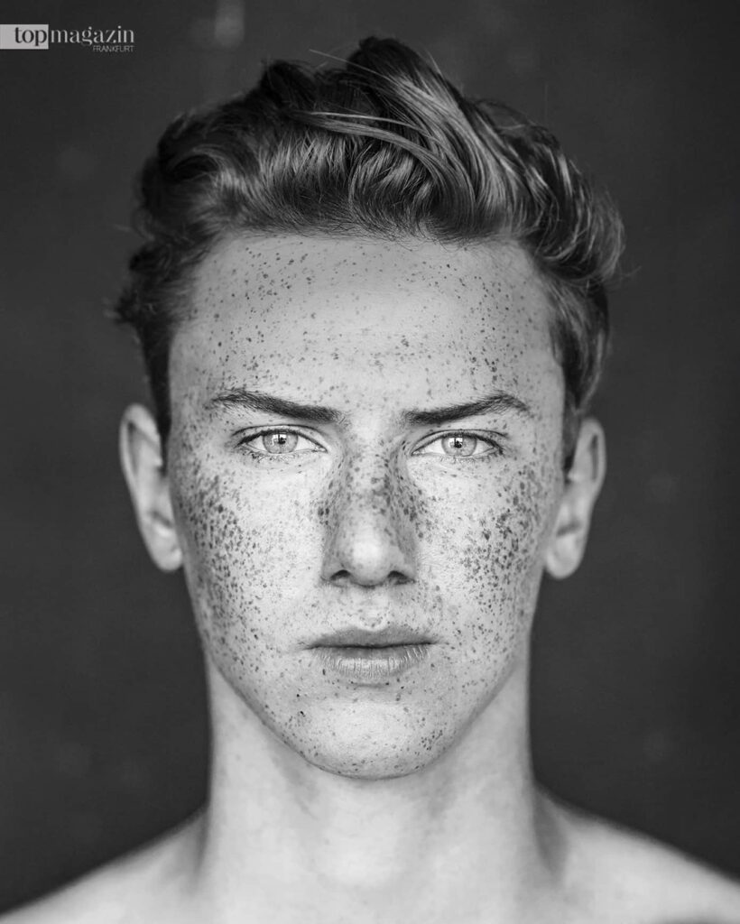 Als würde uns jedes einzelne Pünktchen eine Geschichte vom Sommer erzählen: Model Jakob liegt mit seinen Sommersprossen voll im Trend. Ein wandfüllendes Porträt aus der faszinierenden Fotostrecke „Pure“ des Hamburger Fotografen Manuel Pandalis, die uns im Hotel Vienna House by Windham Ernst Leitz in Wetzlar regelrecht ins Auge gesprungen ist: In dem schicken Hotel am Leitz Park scheinen Myriaden von Sommersprossen durch die Treppenhäuser zu tanzen. Inspiration für unsere Story über den Hype um die frechen Gesichtspunkte, die in diesem Sommer jeder will. (Foto: Manuel Pandalis)