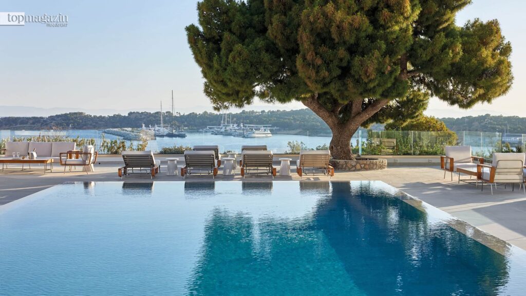 Der Pool mit spektakulärem Panoramablick auf die Athener Riviera und den Sonnenuntergang über dem Meer (Foto: Grecotel)