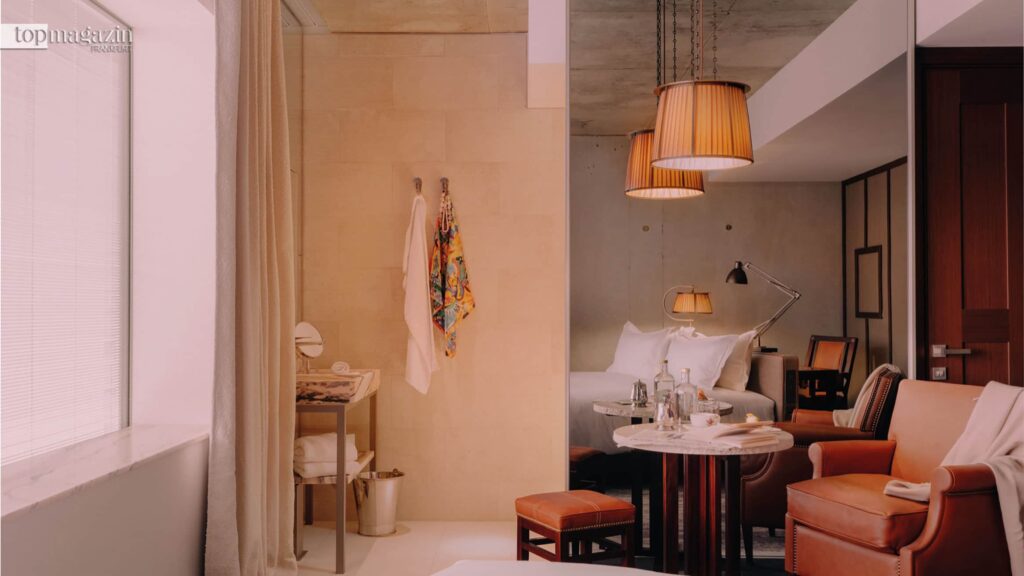 Die Zimmer des Luxushotels vereinen französische Eleganz mit visionärem Design (Foto: Maison Heler)