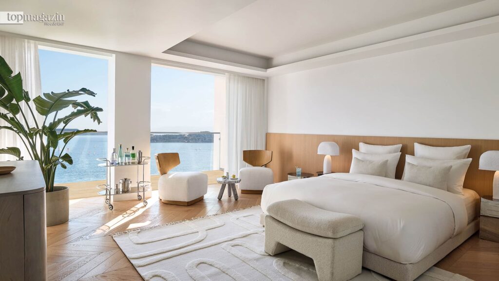 Ein Deluxe-Room mit Seeblick (Foto: Grecotel)