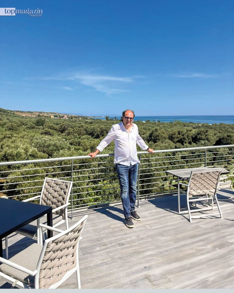 Gastronom Franco Grande auf der Veranda seines Luxushotels (Foto: Corte dei Sabatini)