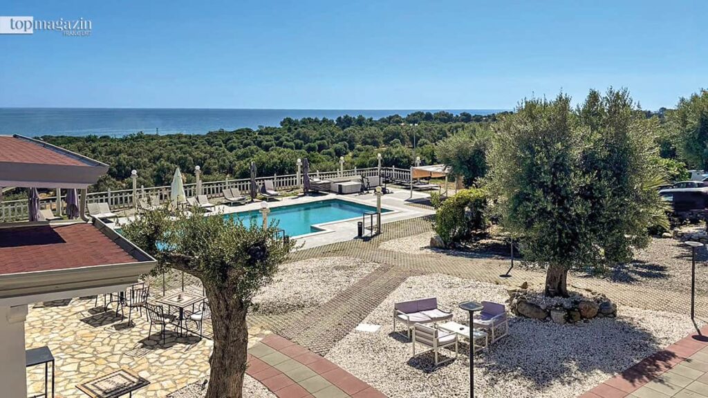 Herrlicher Blick über die alten Olivenbäume auf das Ionische Meer (Foto: Corte dei Sabatini)