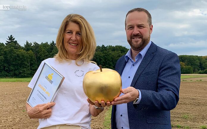Alexander Nöll (Verband der Hessischen Apfelwein- und Fruchtsaft-Keltereien) überreicht Dr. Johanna Höhl den Goldenen Apfel