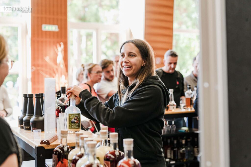 Um expositor na kulinart Frankfurt aconselha um visitante sobre vinhos e destilados.