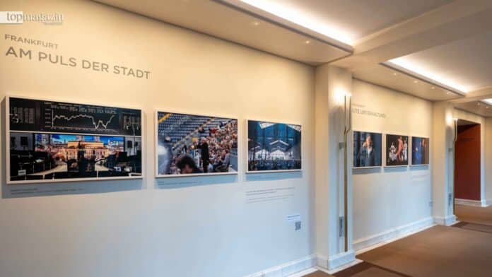 Die neu gestalteten Wandelgänge der Alten Oper Frankfurt mit edlem Lichtkonzept und einer kuratierten Fotoausstellung an der Wand.
