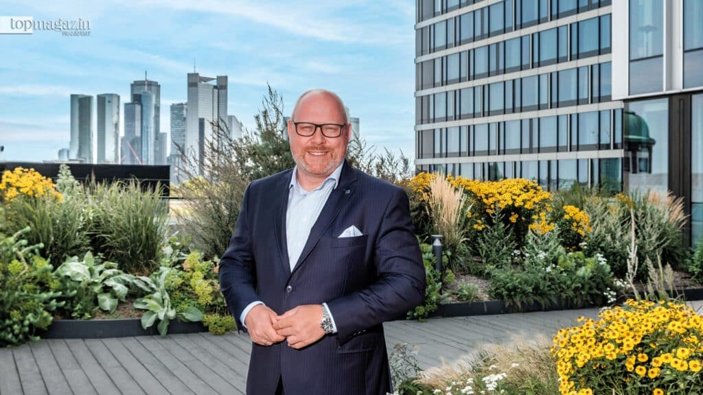 Stephan Kemper, Chief Investment Strategist bei BNP Paribas Wealth Management, als Porträt auf einer Terrasse vor der Frankfurter Skyline.