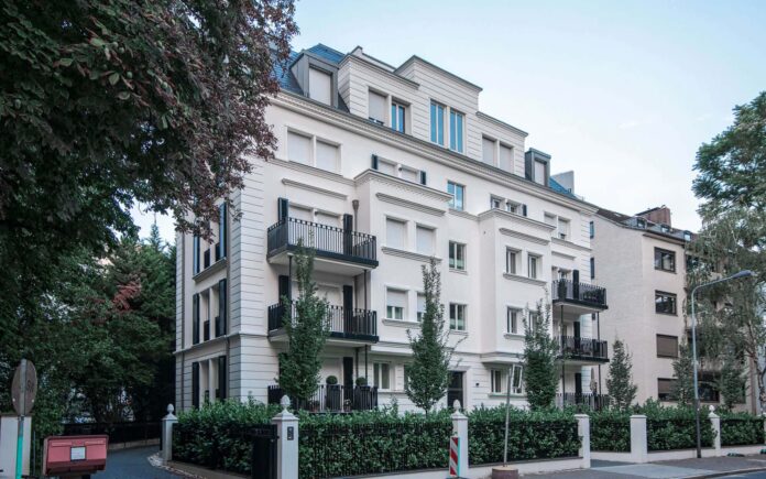 Elegantes Mehrfamilienhaus mit heller Fassade im Frankfurter Westend, als Symbolbild für den anziehenden Immobilienmarkt in Frankfurt.