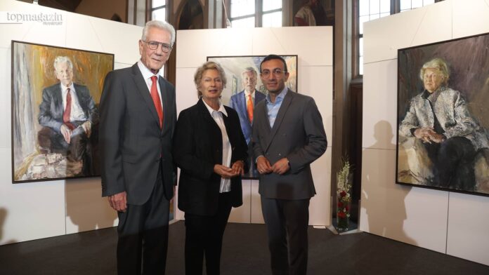 Volker Hauff, Petra Roth und Mike Josef stehen im Kaisersaal des Frankfurter Römers vor den neu enthüllten Porträts der ehemaligen Stadtoberhäupter.