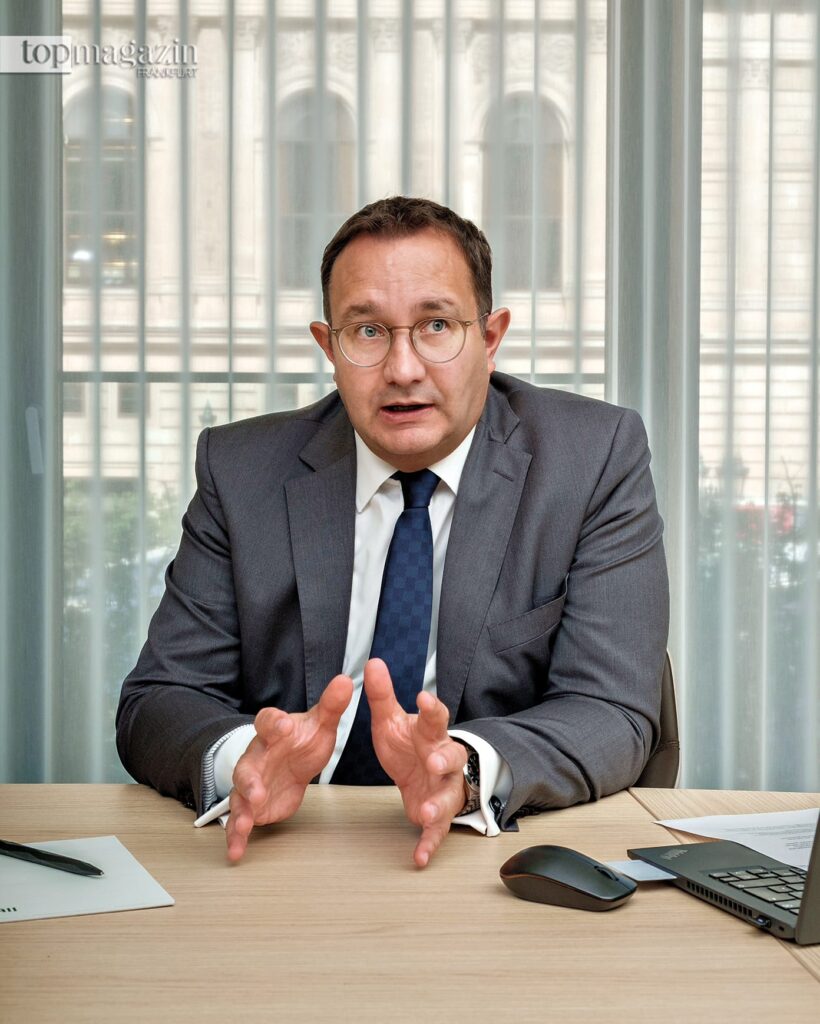 Torsten Leidig, Leiter von LLB Deutschland Wealth Solutions, erläutert in Frankfurt die Bedeutung einer tragfähigen Struktur für den langfristigen Vermögensschutz von Unternehmerfamilien.