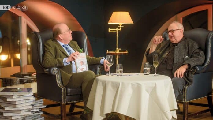 Literaturkritiker Denis Scheck (links) im Gespräch mit Spitzenkoch Vincent Klink (rechts) beim Steigenberger Buchsalon 2024 im Frankfurter Hof.