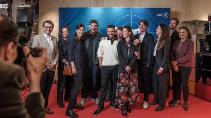 Das neue Tatort Frankfurt Ermittler-Duo Edin Hasanovic und Melika Foroutan mit dem Filmteam bei der Premiere ihres ersten Falls 