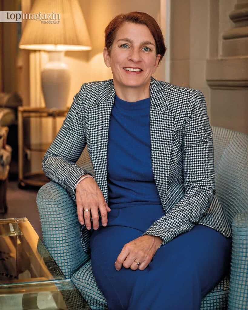 Fiona Ruff, Headhunterin und Expertin für die Vermittlung von Frauen in Führungspositionen, sitzt in einem Sessel.