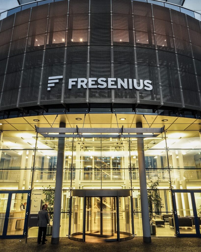 Die modern verglaste Fassade der Fresenius-Konzernzentrale in Bad Homburg bei Nacht.