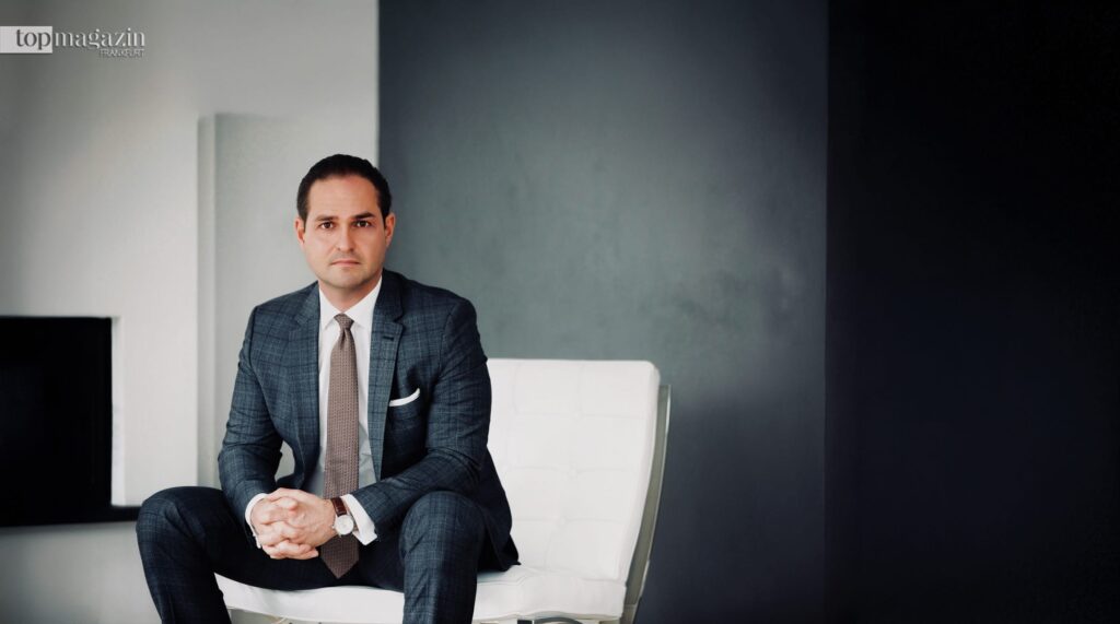 Kaan Bludau, Gründer der Personalberatung Bludau Partners, porträtiert in seinem Büro in Frankfurt.