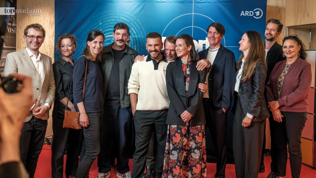 Das Team des neuen Tatort Frankfurt bei der Premiere im Kino Massif E: Hauptdarsteller Melika Foroutan und Edin Hasanovic mit Produzenten und HR-Verantwortlichen.