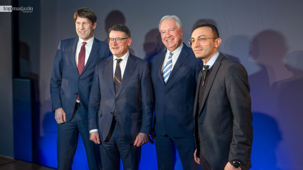 IHK-Hauptgeschäftsführer Clemens Christmann, Ministerpräsident Boris Rhein, IHK-Präsident Ulrich Caspar und OB Mike Josef auf der Bühne.