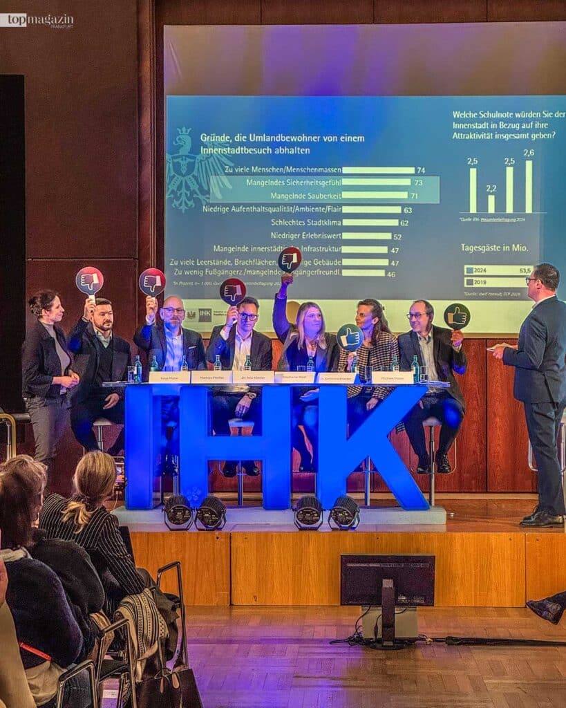 Weitwinkelaufnahme der Bühne bei der IHK-Podiumsdiskussion zur Frankfurter Kommunalwahl 2026 im Ludwig-Erhard-Saal.