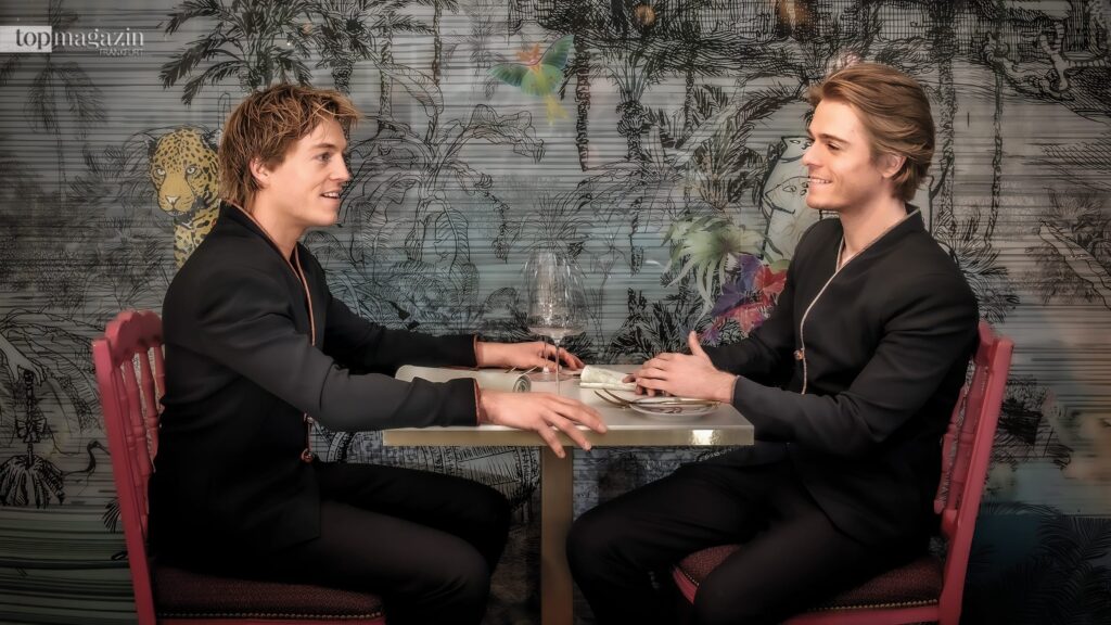 Lucas und Arthur Jussen im Gespräch an einem Tisch im Casa de Rosé Frankfurt.