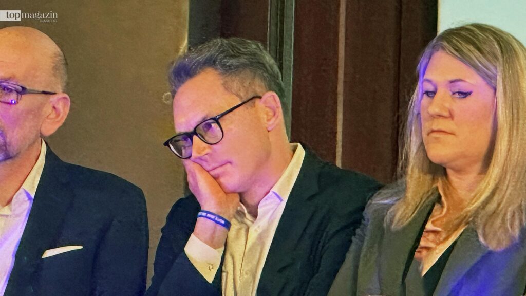 CDU-Spitzenkandidat Dr. Nils Kössler wirkt bei der IHK Podiumsdiskussion müde und zurückhaltend zwischen Stephanie Wüst und Mathias Pfeiffer.