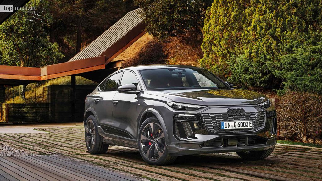 Der neue Audi Q6 Sportback e-tron in dunklem Grau parkt elegant vor moderner Architektur. Title: Audi Q6 Sportback e-tron