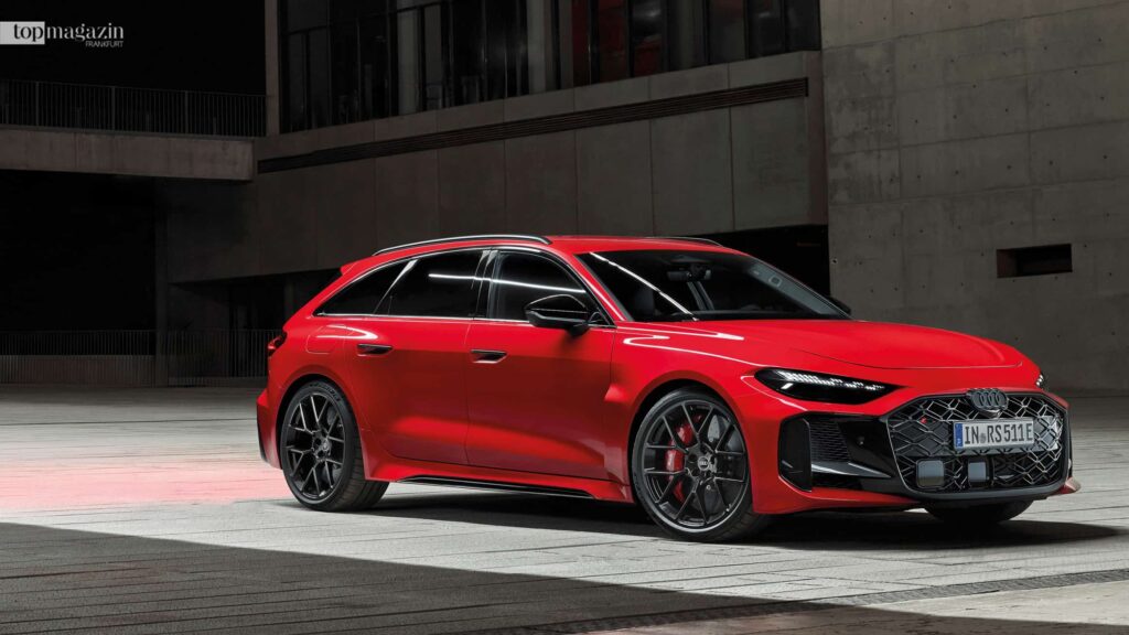 Der rote Audi RS 5 Avant in der sportlichen Seitenansicht vor dunklem Hintergrund.